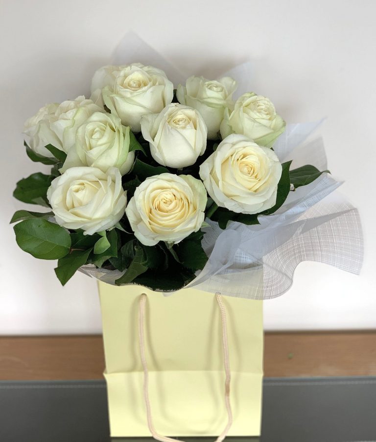 12 White Roses Purity